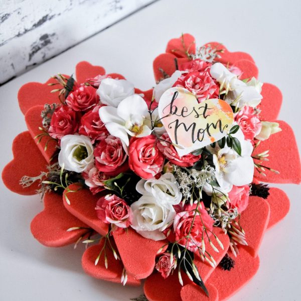 Muttertag Der Blütenwald Floral Design rot geschmücktes Herz mit Best Mom Schild